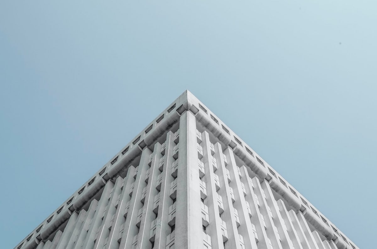 蜂鸟影院读前先打问号：先看前提是不是默认，再导语拆成两句（写作也能用）